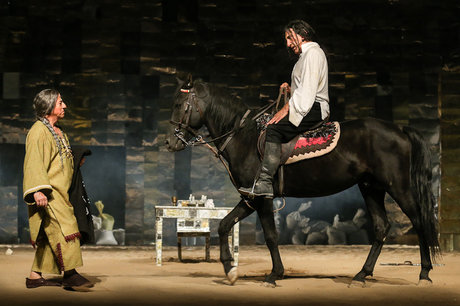 پاسخ آتیلا پسیانی به تمام حواشی اسب نمایش‌اش / «قرار نیست نمایش ما تعطیل شود»